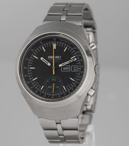 SEIKO : Helmet cronografo automatico in acciaio, indicazione di giorno e data, quadrante nero opaco con lancetta gialla, 39 mm  - Asta Watches - Associazione Nazionale - Case d'Asta italiane