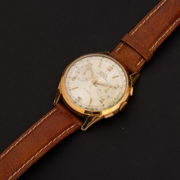 AXES : Cronografo in oro giallo 18k carica manuale, tasti quadri due contatori, quadrante Argent� indici applicati 37 mm  - Asta Watches - Associazione Nazionale - Case d'Asta italiane