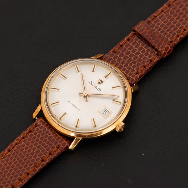 NIVADA : Solo tempo in oro giallo 18k carica automatica con datario, quadrante Argent� indici applicati, 34 mm  - Asta Watches - Associazione Nazionale - Case d'Asta italiane