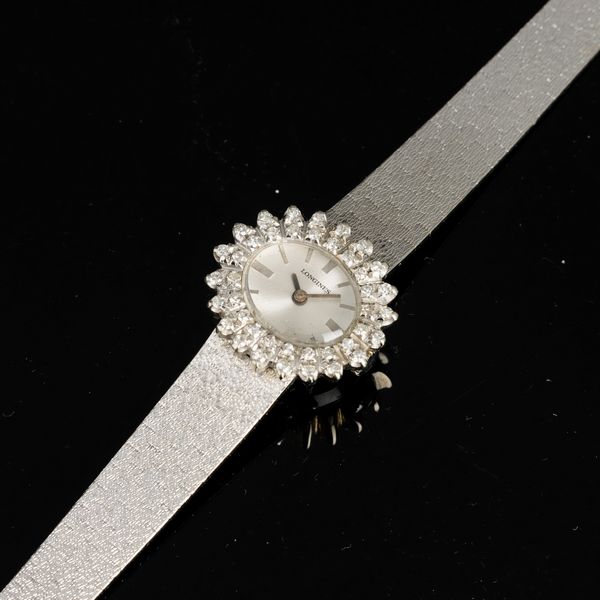 LONGINES : Lady in oro bianco 18k carica manuale con ghiera in brillanti e bracciale integrato, quadrante Argent�, 20x23 mm  - Asta Watches - Associazione Nazionale - Case d'Asta italiane