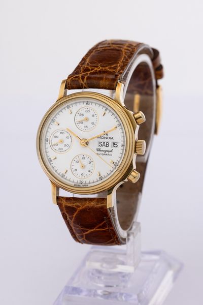 MONDIA : Cronografo in oro giallo 18k carica automatica con indicazione di giorno e data, quadrante bianco smaltato con indici applicati, 35 mm  - Asta Watches - Associazione Nazionale - Case d'Asta italiane
