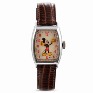 WALT DISNEY - Mickey Mouse, forma tonneau in metallo cromato, carica manuale, quadrante argento personalizzato con figura di Mickey Mouse, lancette a forma di braccia del personaggio, 26 mm, 1960 circa
