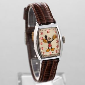WALT DISNEY : Mickey Mouse, forma tonneau in metallo cromato, carica manuale, quadrante argento personalizzato con figura di Mickey Mouse, lancette a forma di braccia del personaggio, 26 mm, 1960 circa  - Asta Watches - Associazione Nazionale - Case d'Asta italiane