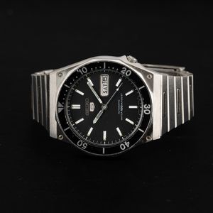 SEIKO : Diver automatico in acciaio con ghiera girevole e indicazione di giorno e data, quadrante nero opaco con corona ad ore 4, 36 mm  - Asta Watches - Associazione Nazionale - Case d'Asta italiane