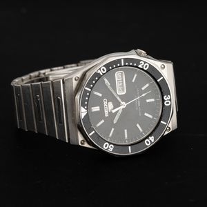 SEIKO : Diver automatico in acciaio con ghiera girevole e indicazione di giorno e data, quadrante nero opaco con corona ad ore 4, 36 mm  - Asta Watches - Associazione Nazionale - Case d'Asta italiane