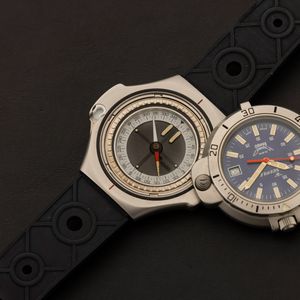 SQUALE : Rambo in acciaio satinato, movimento al quarzo, quadrante blu con indici luminosi e indicazione della data, cinturino in gomma, 43x47 mm  - Asta Watches - Associazione Nazionale - Case d'Asta italiane