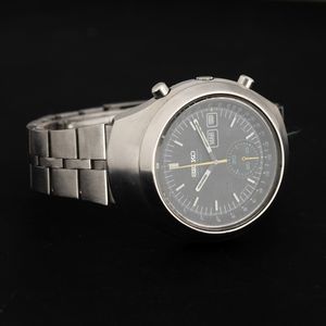 SEIKO : Helmet cronografo automatico in acciaio, indicazione di giorno e data, quadrante nero opaco con lancetta gialla, 39 mm  - Asta Watches - Associazione Nazionale - Case d'Asta italiane