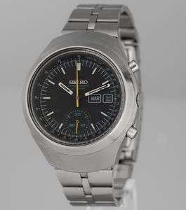 SEIKO : Helmet cronografo automatico in acciaio, indicazione di giorno e data, quadrante nero opaco con lancetta gialla, 39 mm  - Asta Watches - Associazione Nazionale - Case d'Asta italiane