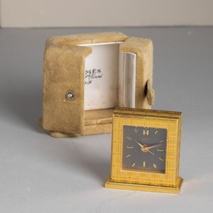 HERMES : Sveglietta da viaggio in ottone dorato a carica manuale con astuccio originale, 53x46 mm  - Asta Watches - Associazione Nazionale - Case d'Asta italiane