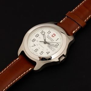 Victorinox : Suisse Army automatico in acciaio con indicazione di giorno e data, quadrante bianco numeri Arabi, 40 mm  - Asta Watches - Associazione Nazionale - Case d'Asta italiane