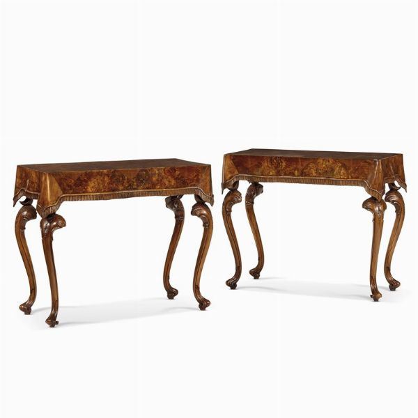 COPPIA DI ELEGANTI CONSOLE, VENEZIA, SECONDA     MET&Agrave; SECOLO XVIII  - Asta INTERNATIONAL FINE ART - Associazione Nazionale - Case d'Asta italiane