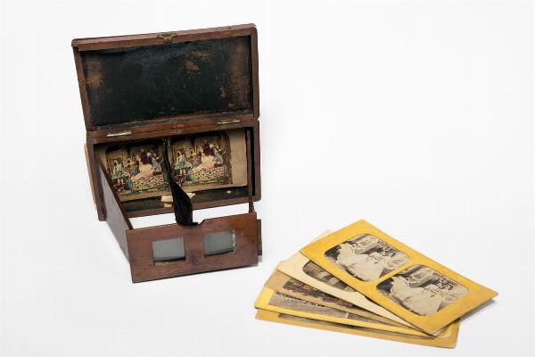 Stereoscopio portatile e 118 stampe.  - Asta Arte Antica [Parte I] - Associazione Nazionale - Case d'Asta italiane