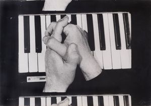 Giuseppe Chiari - Gesti sul piano