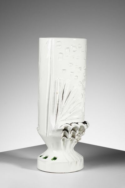 ASSETTO FRANCO (1911 - 1991) : Vaso con corpo cilindrico decorato con motivi astratti a rilievo  - Asta Asta 451 | DESIGN E ARTI DECORATIVE DEL NOVECENTO - CERAMICHE e VETRI Online - Associazione Nazionale - Case d'Asta italiane