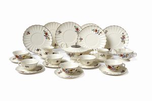 ANDLOVITZ GUIDO (1900 - 1971) - Parte di servizio da th forma Monza con decoro floreale unito a due tazzine e due piattini di altro servizio ma analogo decoro per Societ Ceramica Italiana Laveno, Lavenia