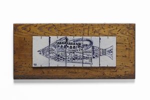 CAPRON ROGER (1922 - 2006) - Pannello decorativo montato su tavola in legno composto da cinque formelle con figura graffita di un pesce, Vallauris