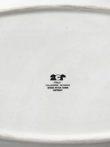 CHINNI PETER (1928 - 2019) : Parte di servizio composto da tre piatti fondi, quattro piatti piani e due piatti da portata della collezione Hexagon per ACR Arte Ceramica Romana  - Asta Asta 451 | DESIGN E ARTI DECORATIVE DEL NOVECENTO - CERAMICHE e VETRI Online - Associazione Nazionale - Case d'Asta italiane