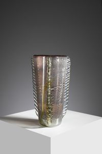 MANIFATTURA MURANESE - Vaso a sezione triangolare decorato da tre grandi morise