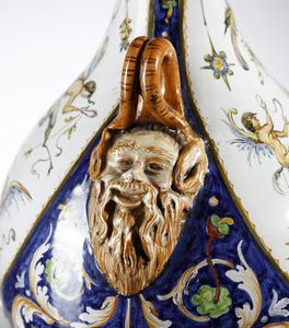 FANCIULLACCI CERAMICHE : Fiasca decorata con figure mitologiche e anse a mascheroni, Montelupo Fiorentino  - Asta Asta 451 | DESIGN E ARTI DECORATIVE DEL NOVECENTO - CERAMICHE e VETRI Online - Associazione Nazionale - Case d'Asta italiane
