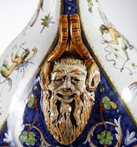 FANCIULLACCI CERAMICHE : Fiasca decorata con figure mitologiche e anse a mascheroni, Montelupo Fiorentino  - Asta Asta 451 | DESIGN E ARTI DECORATIVE DEL NOVECENTO - CERAMICHE e VETRI Online - Associazione Nazionale - Case d'Asta italiane