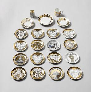 FORNASETTI PIERO (1913 - 1988) - Sedici piattini di differenti serie, parte di servizio da th e caff e pepiera, Milano