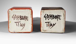 GAMBONE GUIDO (1909 - 1969) : Due bottiglie con corpo a sezione quadrata  - Asta Asta 451 | DESIGN E ARTI DECORATIVE DEL NOVECENTO - CERAMICHE e VETRI Online - Associazione Nazionale - Case d'Asta italiane