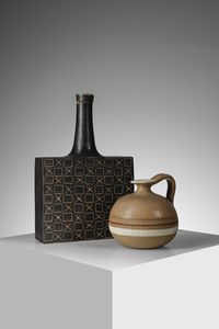 GAMBONE BRUNO (1936 - 2021) - Bottiglia con decori geometrici graffiti e brocca