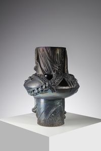 ASSETTO FRANCO (1911 - 1991) - Vaso cilindrico con parte centrale panciuta decorato con motivi astratti a rilievo