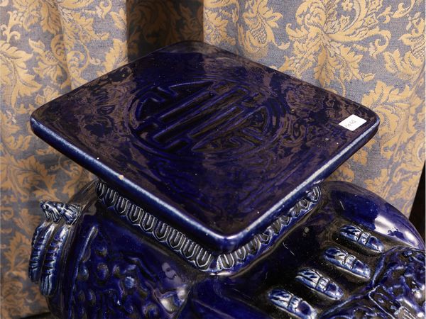 Tavolino in ceramica inventriata blu  - Asta La casa moderna  - Associazione Nazionale - Case d'Asta italiane