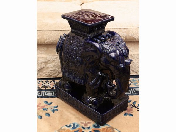 Tavolino in ceramica inventriata blu  - Asta La casa moderna  - Associazione Nazionale - Case d'Asta italiane