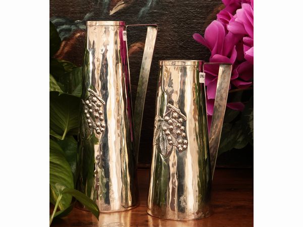 Coppia di brocche in metallo argentato, Brandimarte  - Asta La casa moderna  - Associazione Nazionale - Case d'Asta italiane