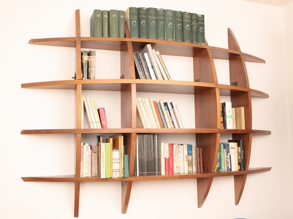 Libreria pensile in noce  - Asta La casa moderna  - Associazione Nazionale - Case d'Asta italiane