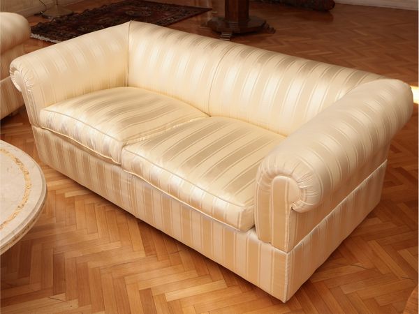 Divano a conchiglia imbottito e rivestito in raso  - Asta La casa moderna  - Associazione Nazionale - Case d'Asta italiane