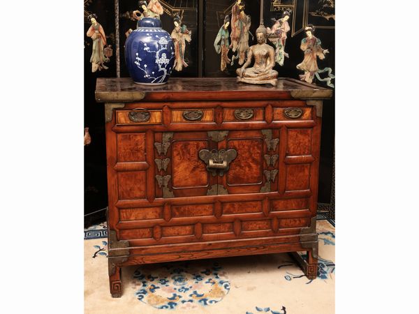 Piccola credenza orientale in tek e radica  - Asta La casa moderna  - Associazione Nazionale - Case d'Asta italiane