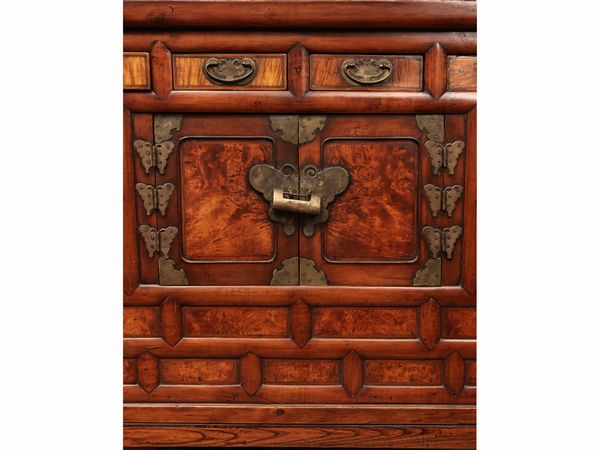 Piccola credenza orientale in tek e radica  - Asta La casa moderna  - Associazione Nazionale - Case d'Asta italiane