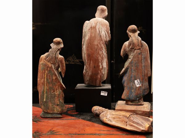Cinque figure lignee, probabile Arte orientale  - Asta La casa moderna  - Associazione Nazionale - Case d'Asta italiane