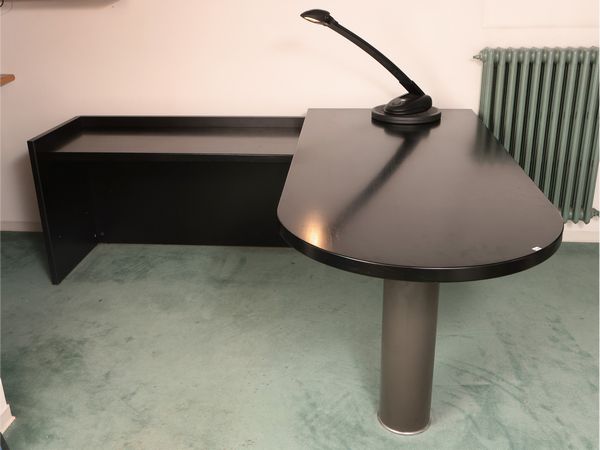 Grande scrivania in laminato nero di foggia moderna  - Asta La casa moderna  - Associazione Nazionale - Case d'Asta italiane
