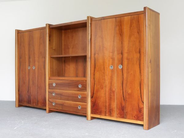 Mobile contenitore in noce a tre elementi  - Asta La casa moderna  - Associazione Nazionale - Case d'Asta italiane