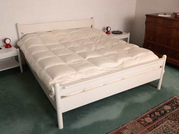 Struttura per letto in legno laccato bianco, Poltronova  - Asta La casa moderna  - Associazione Nazionale - Case d'Asta italiane