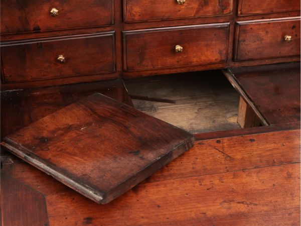 Scrittoio da centro a ribalta in noce  - Asta La casa moderna  - Associazione Nazionale - Case d'Asta italiane