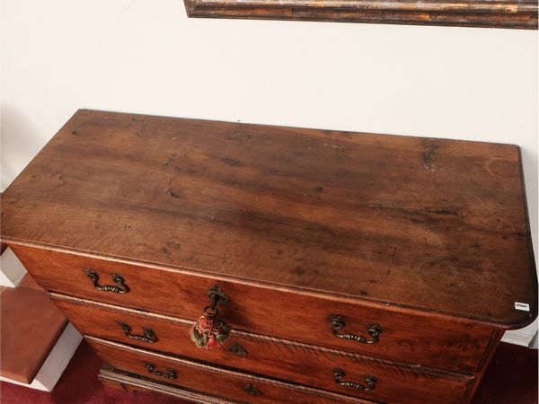 Cassettone rustico in noce  - Asta La casa moderna  - Associazione Nazionale - Case d'Asta italiane