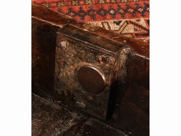 Grande tavolo console rustico in noce  - Asta La casa moderna  - Associazione Nazionale - Case d'Asta italiane