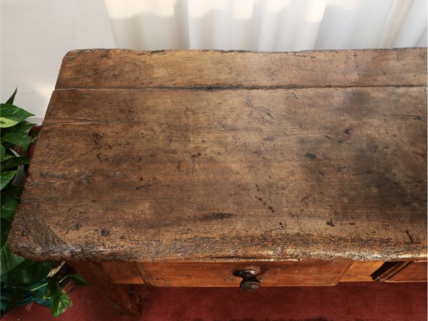 Grande tavolo console rustico in noce  - Asta La casa moderna  - Associazione Nazionale - Case d'Asta italiane