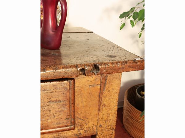 Grande tavolo console rustico in noce  - Asta La casa moderna  - Associazione Nazionale - Case d'Asta italiane