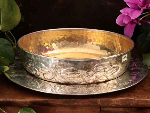 Grande fruttiera con vassoio in metallo argentato  - Asta La casa moderna  - Associazione Nazionale - Case d'Asta italiane