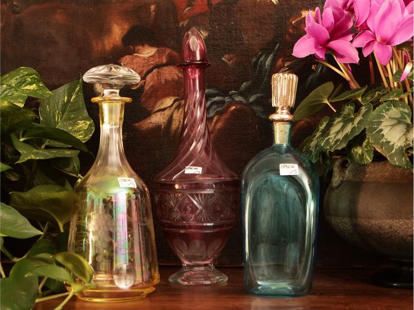 Tre bottiglie da liquore in vetro e cristallo da collezione  - Asta La casa moderna  - Associazione Nazionale - Case d'Asta italiane