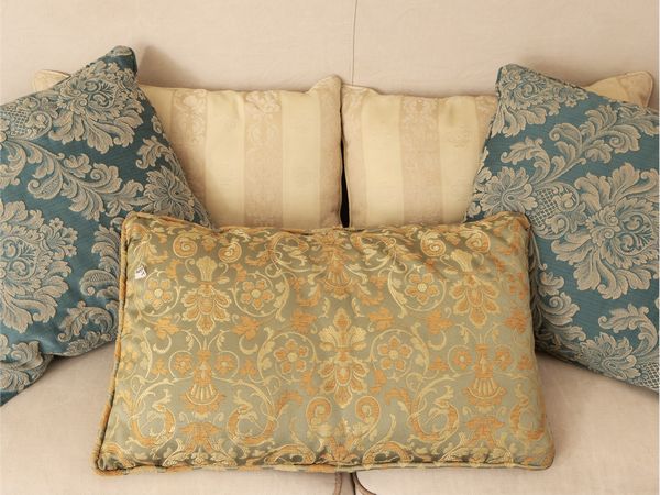 Cinque cuscini rivestiti in tessuti fantasia  - Asta La casa moderna  - Associazione Nazionale - Case d'Asta italiane