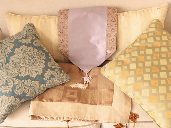 Quattro cuscini in tessuti fantasia  - Asta La casa moderna  - Associazione Nazionale - Case d'Asta italiane