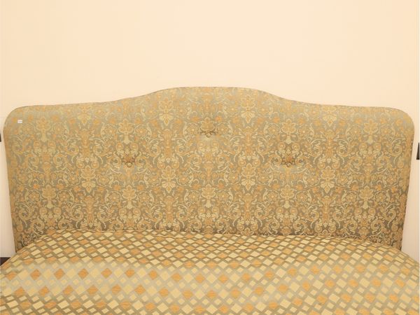 Testiera matrimoniale imbottita e rivestita in tessuto damascato  - Asta La casa moderna  - Associazione Nazionale - Case d'Asta italiane