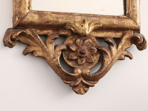 Piccola specchiera in legno intagliato e dorato  - Asta La casa moderna  - Associazione Nazionale - Case d'Asta italiane